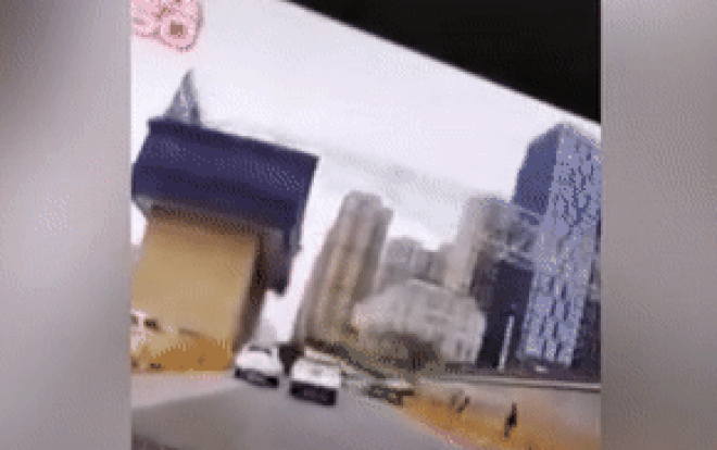 Cần cẩu đổ sập đè bẹp ô tô đi đường, phá huỷ toà nhà đối diện Ảnh 2