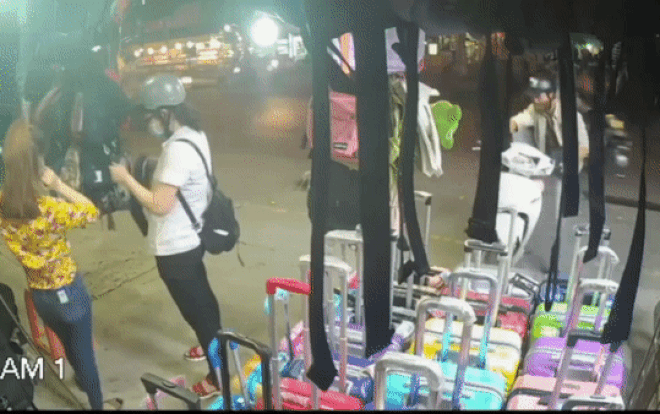 Clip: Thấy cô gái trẻ mải mê lựa đồ, nam thanh niên nhanh tay bẻ khóa xe máy rồi rồ ga bỏ chạy Ảnh 2