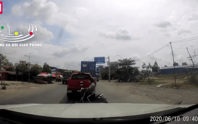Clip: Thót tim trước cảnh tài xế xe tải phanh 'cháy lốp' cứu người phụ nữ chạy xe máy sang đường thiếu quan sát Ảnh 2