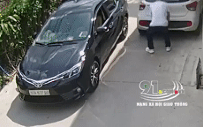 Clip: Thấy ô tô đậu chiếm nửa lòng đường, nam thanh niên bẻ biển số rồi giấu vào xe của mình để 'xả' giận Ảnh 2