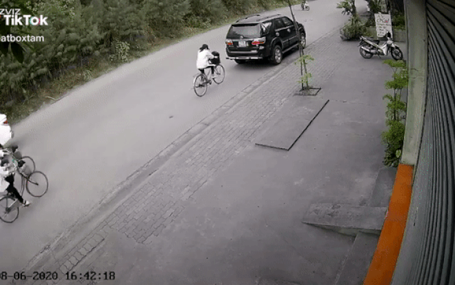 Clip: Nữ sinh gặp tai nạn nhớ đời lúc tan trường khi chưa ‘ngủ chưa đủ giấc’ trên lớp Ảnh 2