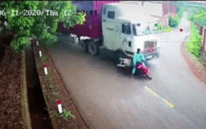 Clip: Cố tình tạt đầu xe container, người đàn ông đi xe máy nhận hậu quả 'đắng' Ảnh 2