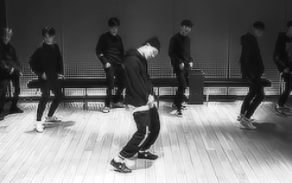 Bản tình ca quốc dân Kpop 'Love Scenario' (iKON) nối dài list video dance practice đạt 100 triệu view của gà nhà YG Ảnh 2