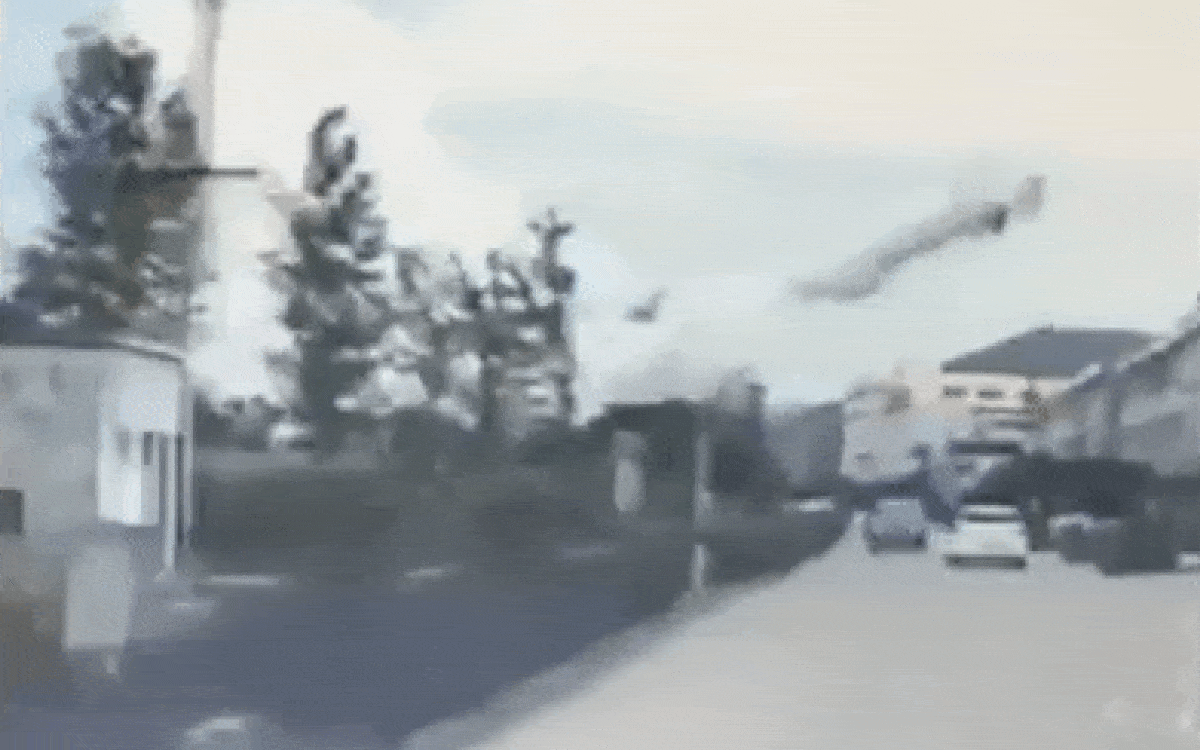 Hãi hùng khoảnh khắc xe bồn phát nổ khiến nhiều tòa nhà đổ sập, hơn 120 người thương vong Ảnh 2