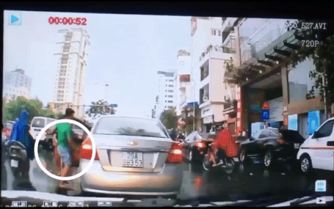 Clip: Nam thanh niên dừng ô tô giữa đường để 'hôi' chùm vải rơi khiến nhiều người ngao ngán Ảnh 2