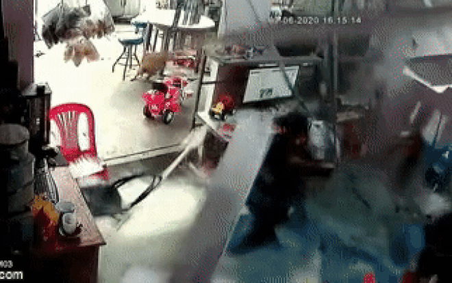 Clip: Thót tim khoảnh khắc bồn nước trên mái nhà vỡ tung, rơi sập xuống vị trí nam sinh đang ngồi Ảnh 2