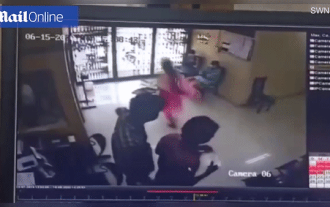 Đâm sầm vào cửa kính đang đóng, người phụ nữ tử vong Ảnh 2