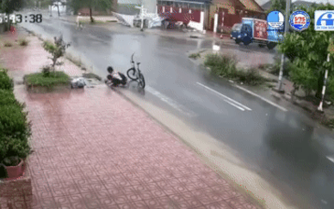 Clip: Trên đường đi học về, cậu học sinh dừng xe rồi dọn rác ở cống nước nhận nhiều lời khen ngợi Ảnh 2