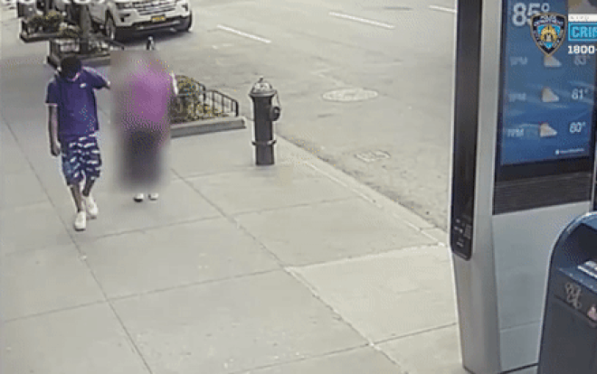 Gã thanh niên vô cớ đẩy ngã bà cụ giữa đường Ảnh 2