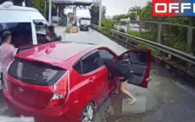 Clip: Cố tình chèn ép ô tô con, tài xế xe 16 chỗ bị cô gái cầm guốc lao đến 'dằn mặt' Ảnh 2