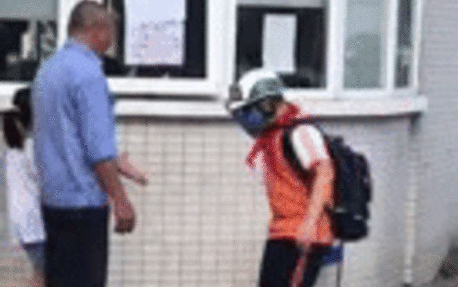 Hình ảnh bác bảo vệ đập tay, chào hỏi từng học sinh trước cổng trường khiến CĐM thích thú Ảnh 2