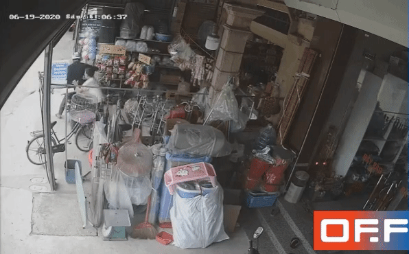 Clip: Bê thùng tiền trong tiệm tạp hóa định bỏ chạy, nam thanh niên bị cả xóm 'tóm sống' rồi đánh hội đồng Ảnh 2