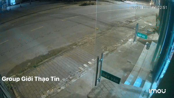 Dựng xe đạp thể thao trước cửa hàng, người đàn ông ngớ người lúc ra kiểm tra Ảnh 3