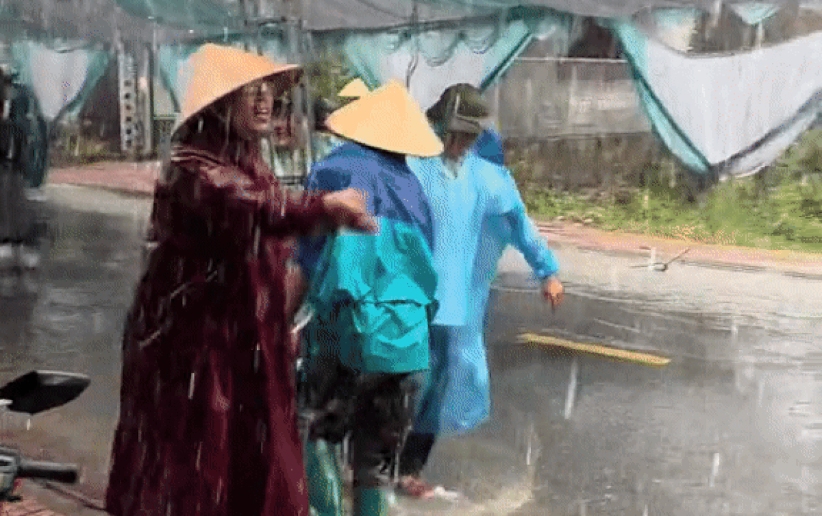 Rạp cưới vừa dựng thì mưa lũ đến, gia chủ xúc động trước sự giúp đỡ của xóm làng Ảnh 2