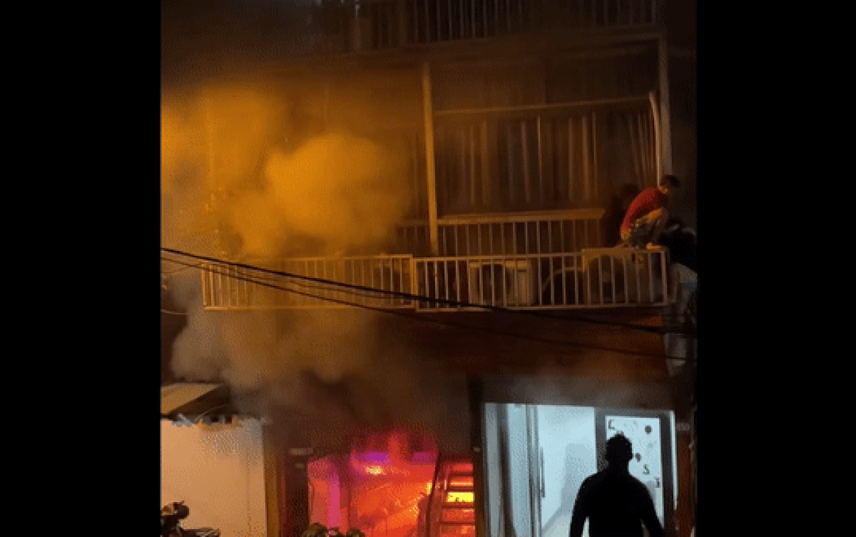 Clip: Căn nhà 4 tầng ở Hà Nội cháy lớn, người dân nhảy ban công để thoát thân Ảnh 2