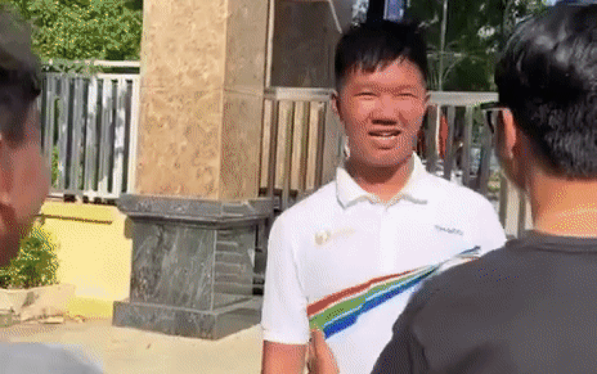 Được các bạn học sinh 'xin vía' học giỏi, Lê Xuân Mạnh có biểu cảm gây chú ý Ảnh 2