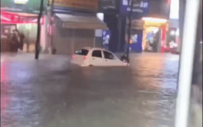 Mưa xối xả, chủ ôtô bất lực nhìn xe bị cuốn trôi trên đường phố Bình Dương Ảnh 2