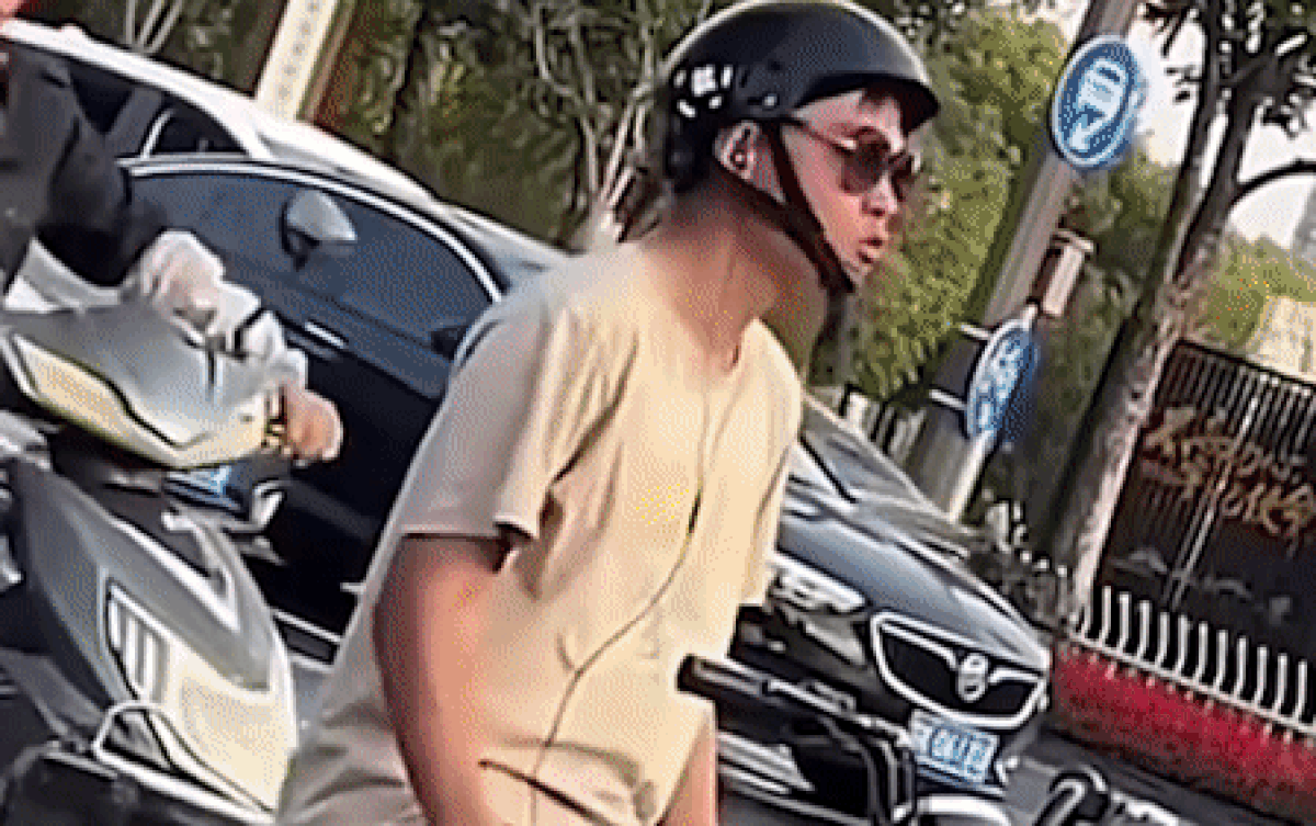 Đeo tai nghe trong lúc dừng đèn đỏ, chàng trai khiến cả phố cùng ngước nhìn Ảnh 2