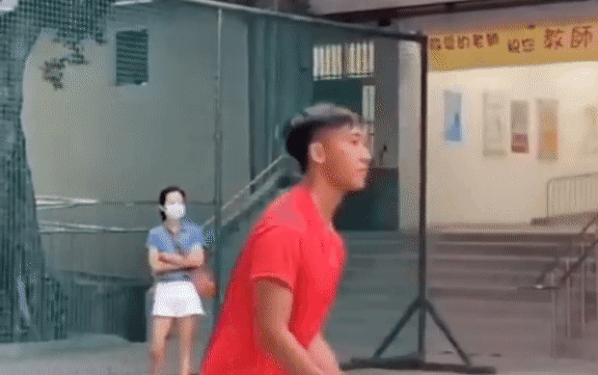 Đứng xem đánh bóng chuyền, cô gái có pha xử lý cực 'mượt' khi bóng bất ngờ bay đến Ảnh 2