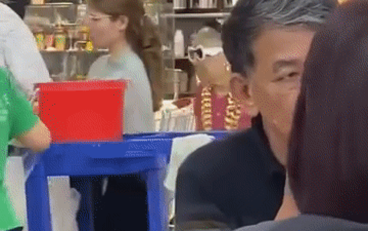 Vừa xuất hiện ở quán ăn, 2 cụ bà lập tức khiến mọi người trầm trồ và lý do phía sau Ảnh 2