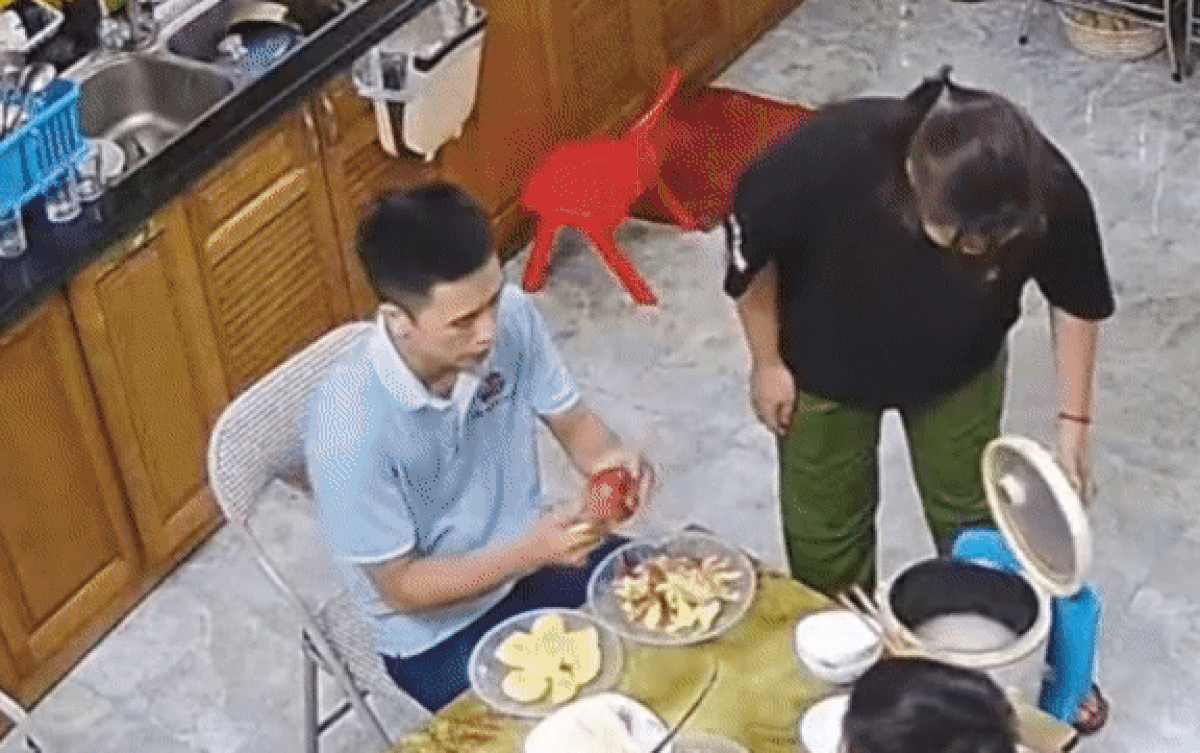 Mẹ nấu cơm quên bật nút và cách ứng xử dễ thương của 2 bố con Ảnh 2