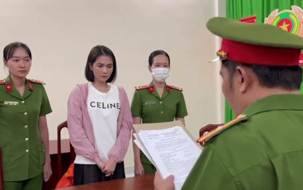 Biểu cảm thảng thốt của Ngọc Trinh khi nghe đọc lệnh bắt tạm giam gây chú ý Ảnh 2