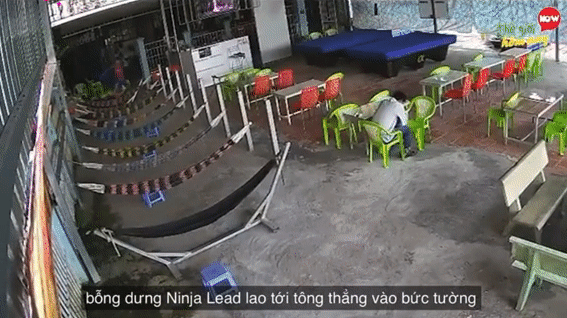 'Ninja lead' đâm sầm vào quán cà phê, người đàn ông phản ứng đầy bất ngờ Ảnh 1