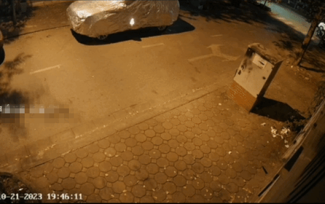 Ôtô đột nhiên bốc cháy khiến cả phố xôn xao, camera ghi lại cảnh không ngờ Ảnh 2