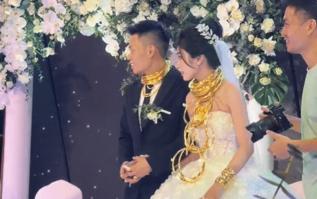 Đeo vàng cưới nặng trĩu cổ, cô dâu chú rể khiến dân tình rần rần 'xin vía' Ảnh 2