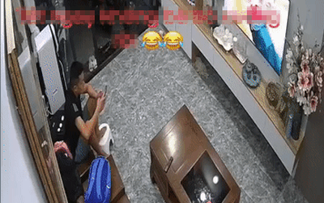 Tivi đang chiếu chợt tắt ngúm, ông bố nhìn con gái liền bật cười bởi lý do Ảnh 2