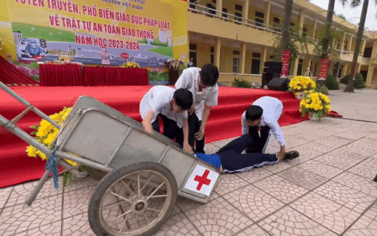 Diễn tập cấp cứu bệnh nhân, nhóm nam sinh cấp 3 khiến dân mạng 'cười ra nước mắt' Ảnh 2