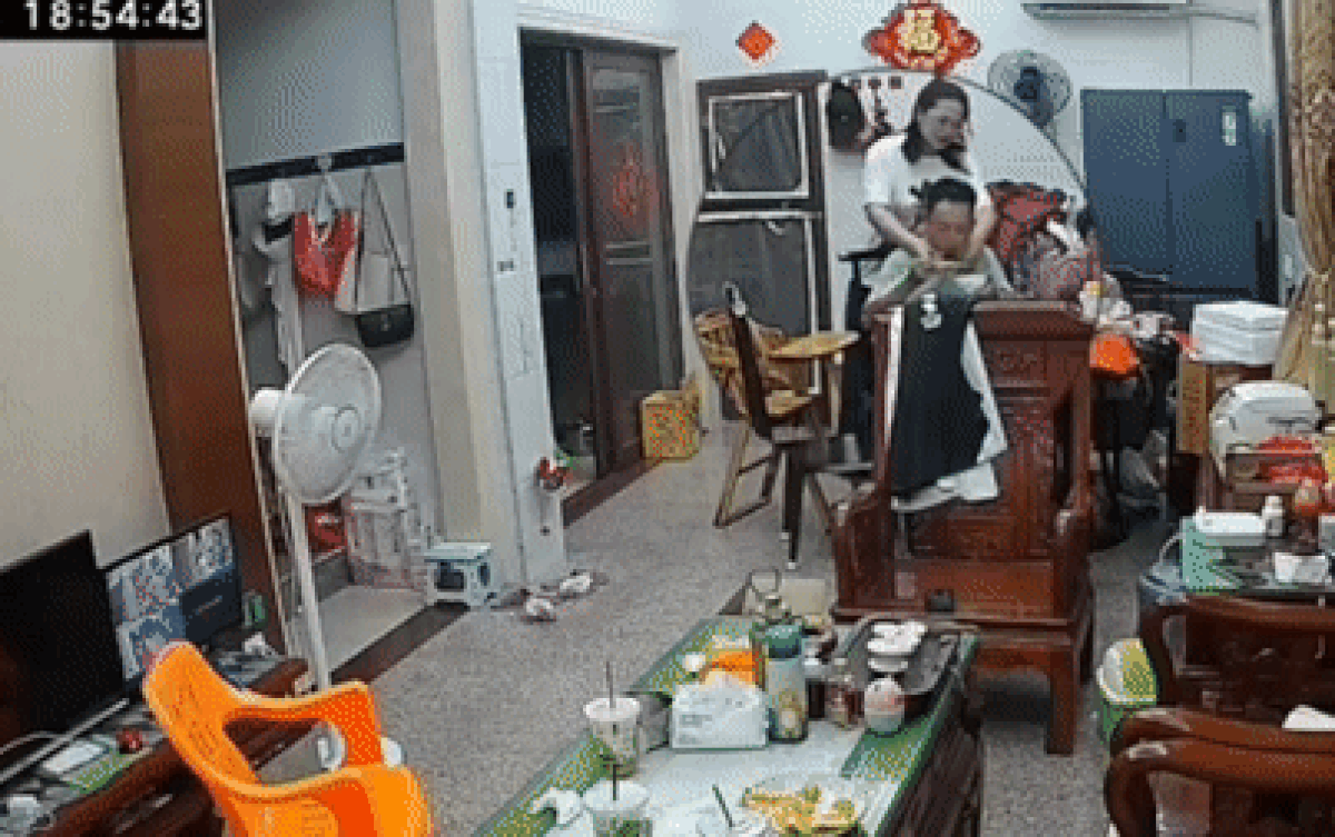 Đang ăn cơm, con gái bất ngờ quàng thứ này vào cổ khiến ông bố chỉ biết cười trừ Ảnh 2