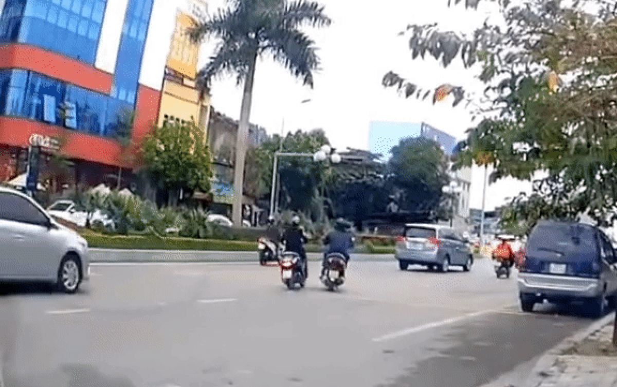 Lao xe máy từ trong hẻm ra đường nhưng không quan sát, người đàn ông gặp cái kết nhớ đời Ảnh 2