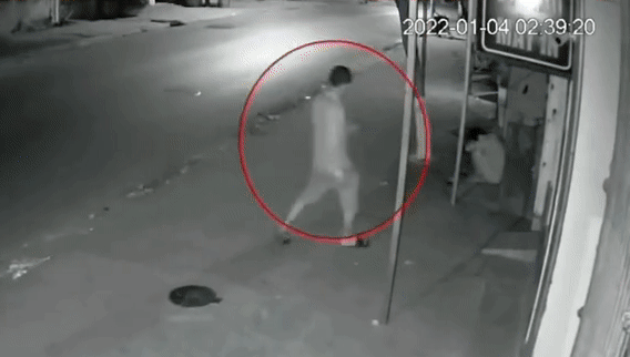 Sau 1 lúc, người đàn ông lại quay lại chỗ nam thanh niên nhưng anh này vẫn ngủ không hay biết gì. Ảnh cắt từ clip