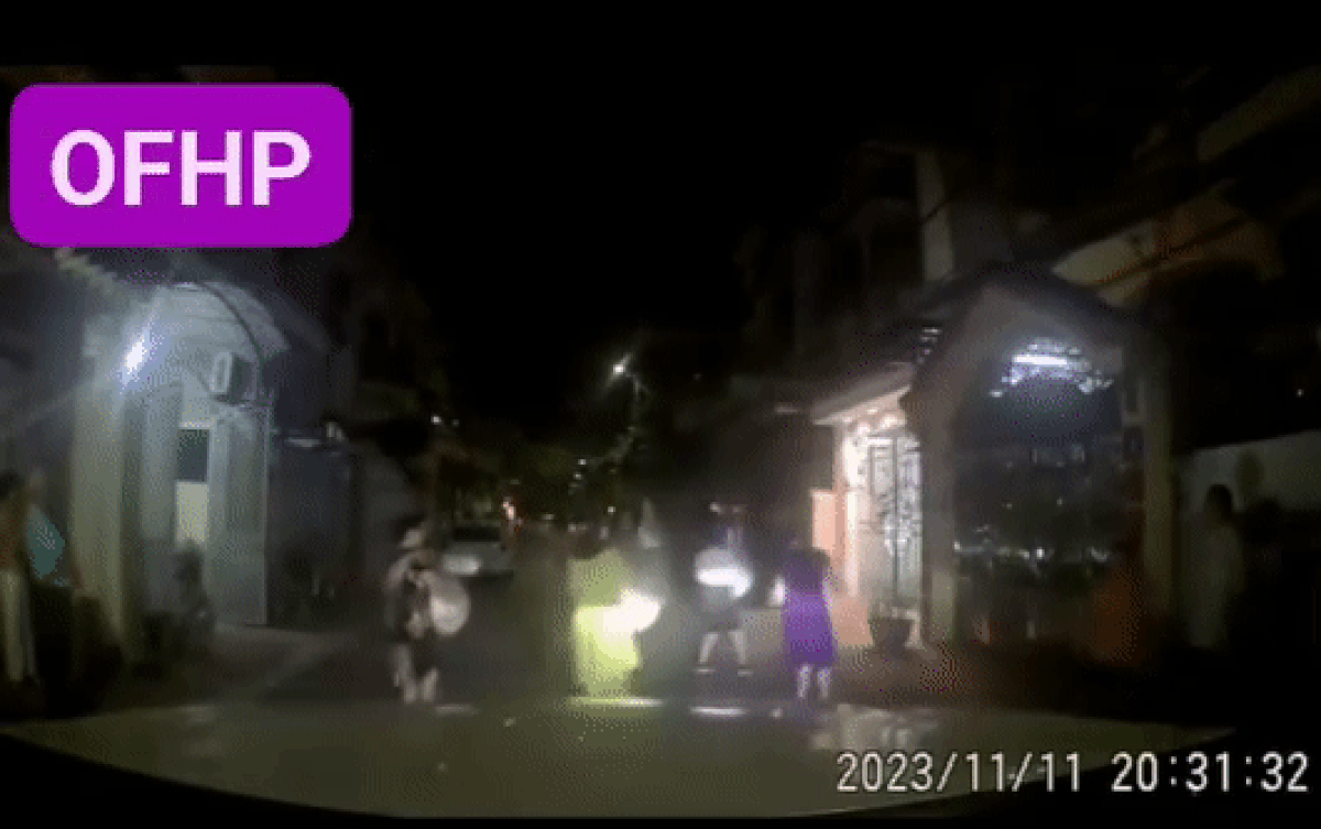 Đang lái xe thì gặp nhóm phụ nữ tập múa giữa đường, tài xế có phản ứng nhận nhiều lời khen Ảnh 2