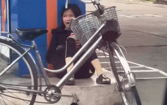 Bé gái ngồi khóc nức nở ở cây xăng và hành động của nam tài xế gây sốt MXH Ảnh 2