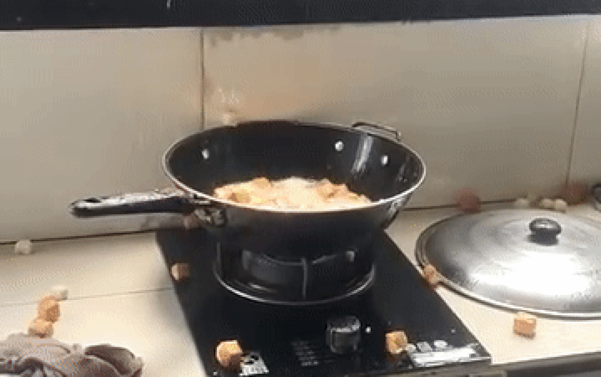 Gái đảm vào bếp trổ tài rán đậu, nhìn quá trình dân tình đành... khóc thét Ảnh 2