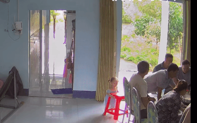 Đang ăn cơm người đàn ông đột nhiên ngã kềnh ra đất, nhìn 'kẻ chủ mưu' ai nấy liền bật cười Ảnh 2