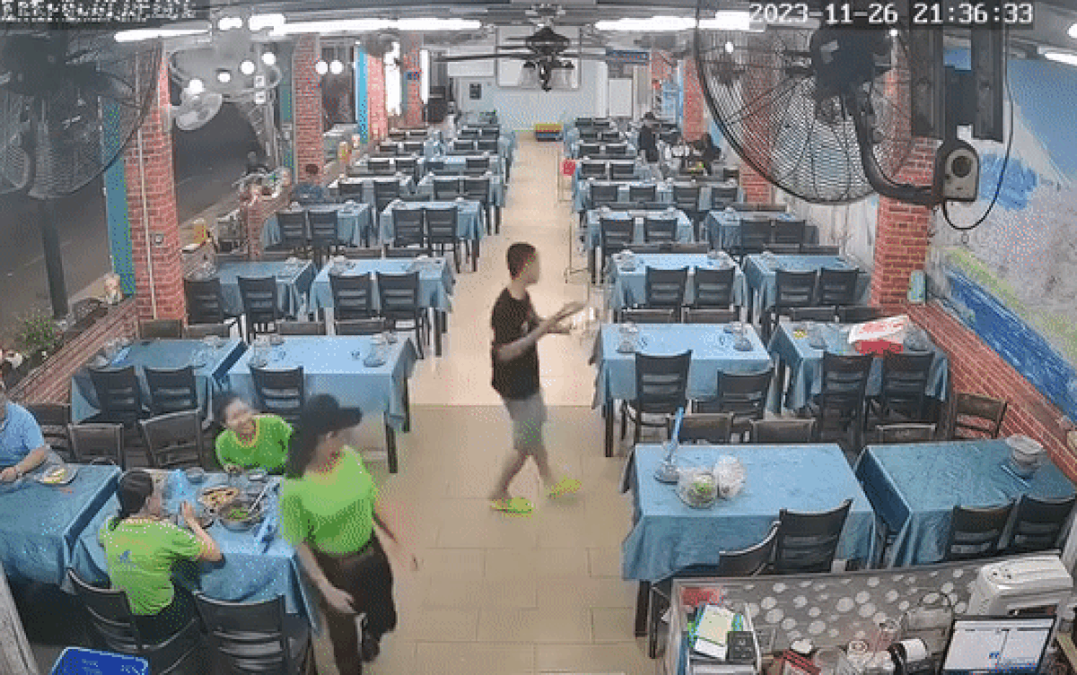 Ngẫu hứng xoay người khi đang bưng đồ ra cho khách, chàng nhân viên nhận cái kết ê chề Ảnh 2