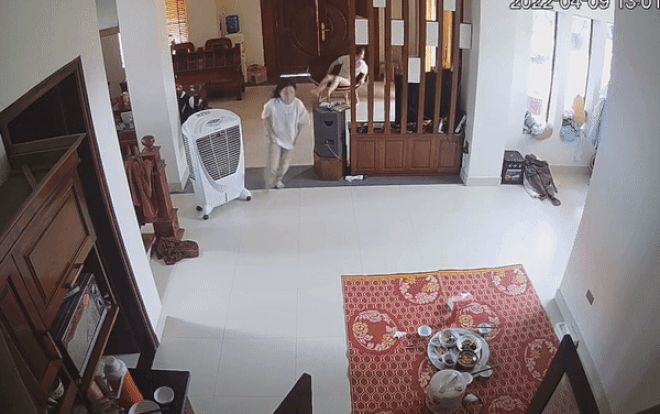 Nghe tiếng bố về mà mâm cơm chưa dọn, 2 cô con gái có màn 'thủ tiêu' hiện trường đáng kinh ngạc Ảnh 2