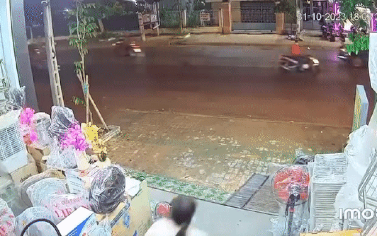 Chủ cửa hàng điện gia dụng bất lực khi thấy chiếc xe máy 'không cánh mà bay' Ảnh 2