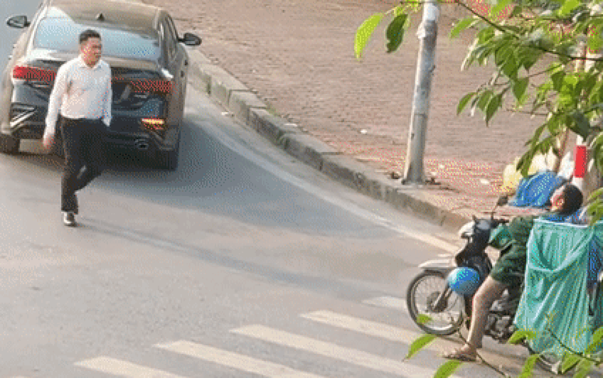 Thấy nam shipper ngủ gục giữa đường vì mệt, chủ ô tô bước lại gần và có hành động cực ấm áp Ảnh 2