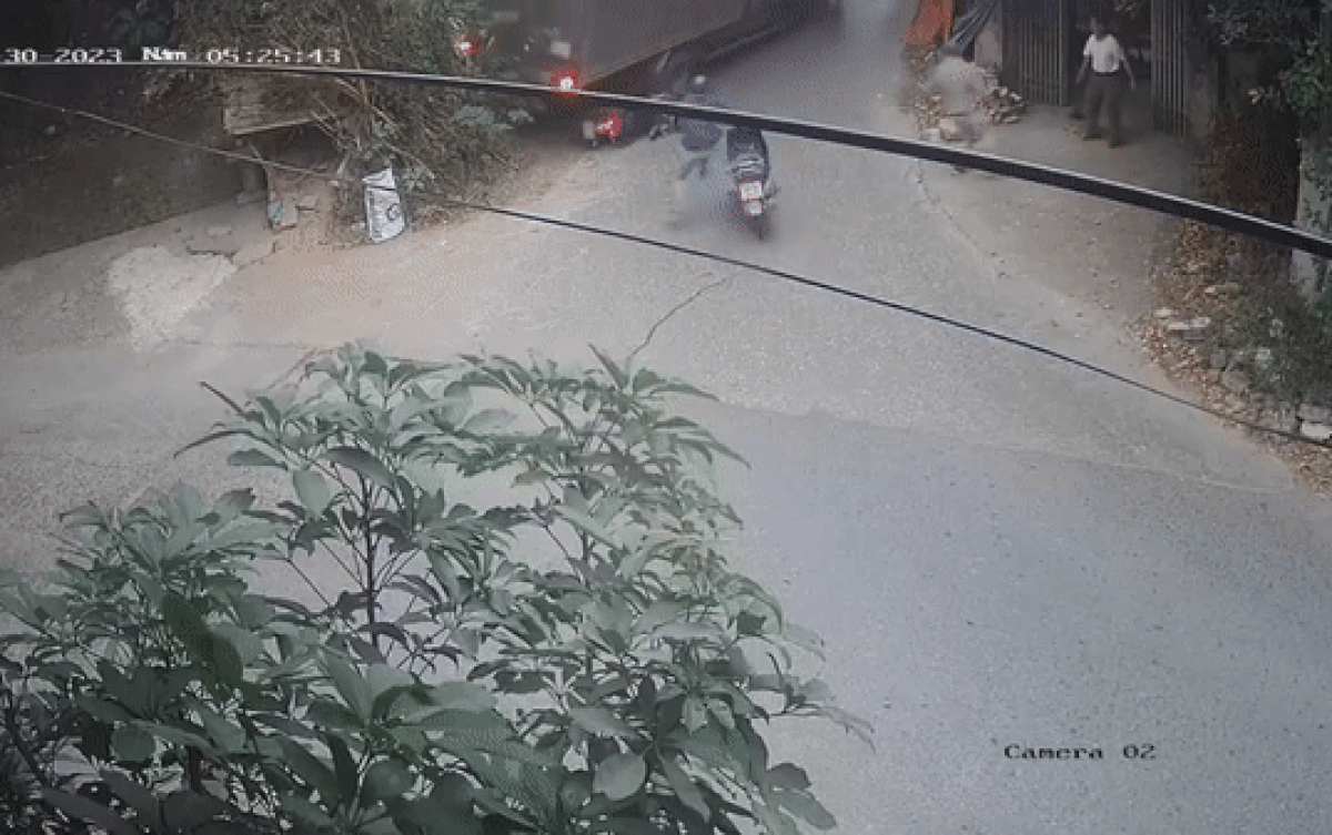 Xe tải bất ngờ tuột dốc, 2 thanh niên đi xe máy phản ứng nhanh nhạy thoát nạn trong gang tấc Ảnh 2