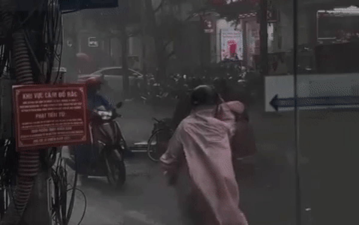 Trời sẩm tối lại đổ mưa lớn, người phụ nữ không may ngã giữa đường và cái kết ấm lòng Ảnh 2