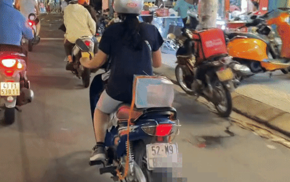Mua bánh kem rồi cột ở yên xe chở về nhà, cô gái khiến dân tình cười ngất với cảnh trước mắt Ảnh 2