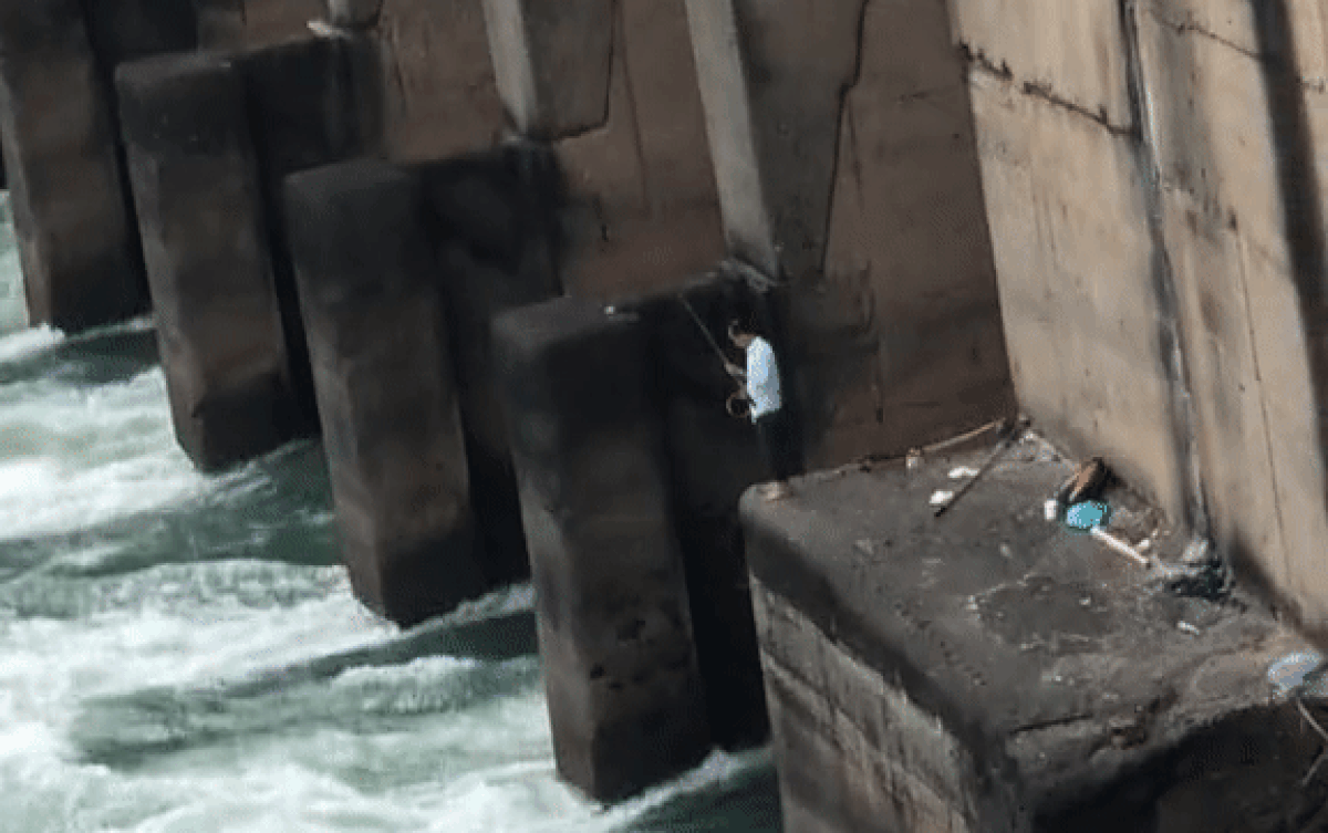 Người đàn ông đứng dưới chân đập thủy điện câu cá, CĐM đồng loạt hỏi: Xuống bằng cách nào? Ảnh 2