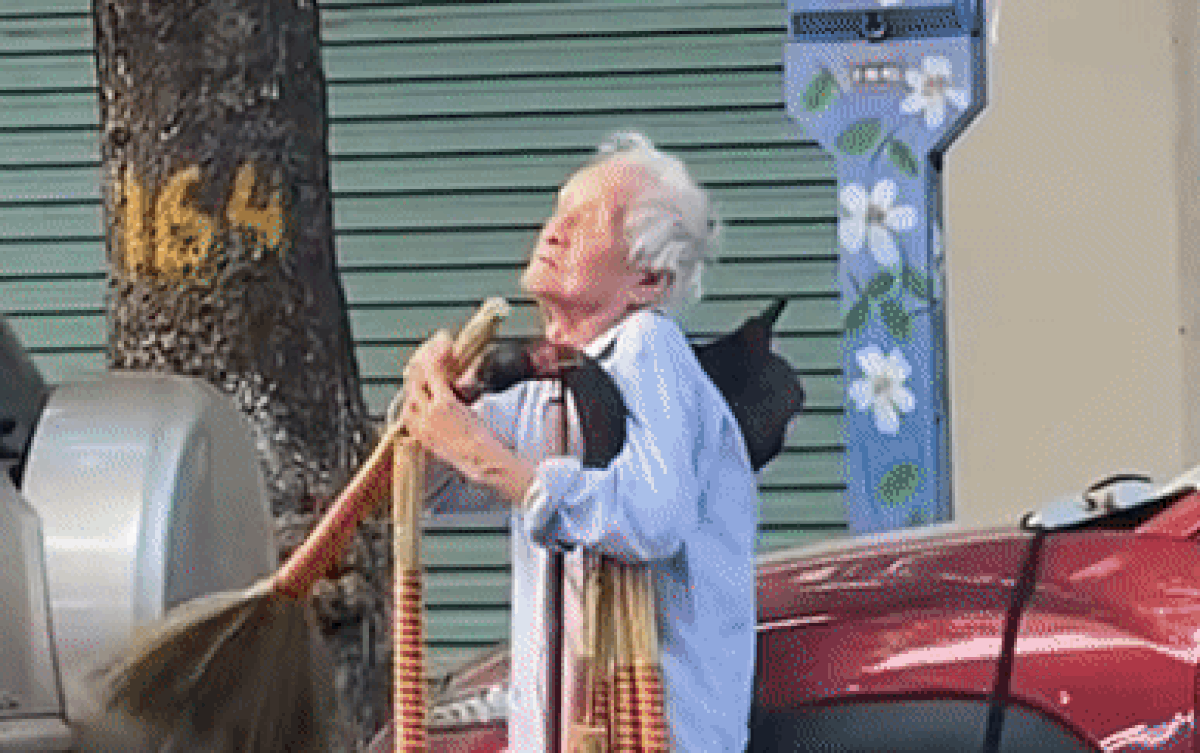 Cụ ông tuổi cao, mắt yếu vẫn rong ruổi ngoài đường mưu sinh khiến nhiều người rưng rưng Ảnh 2