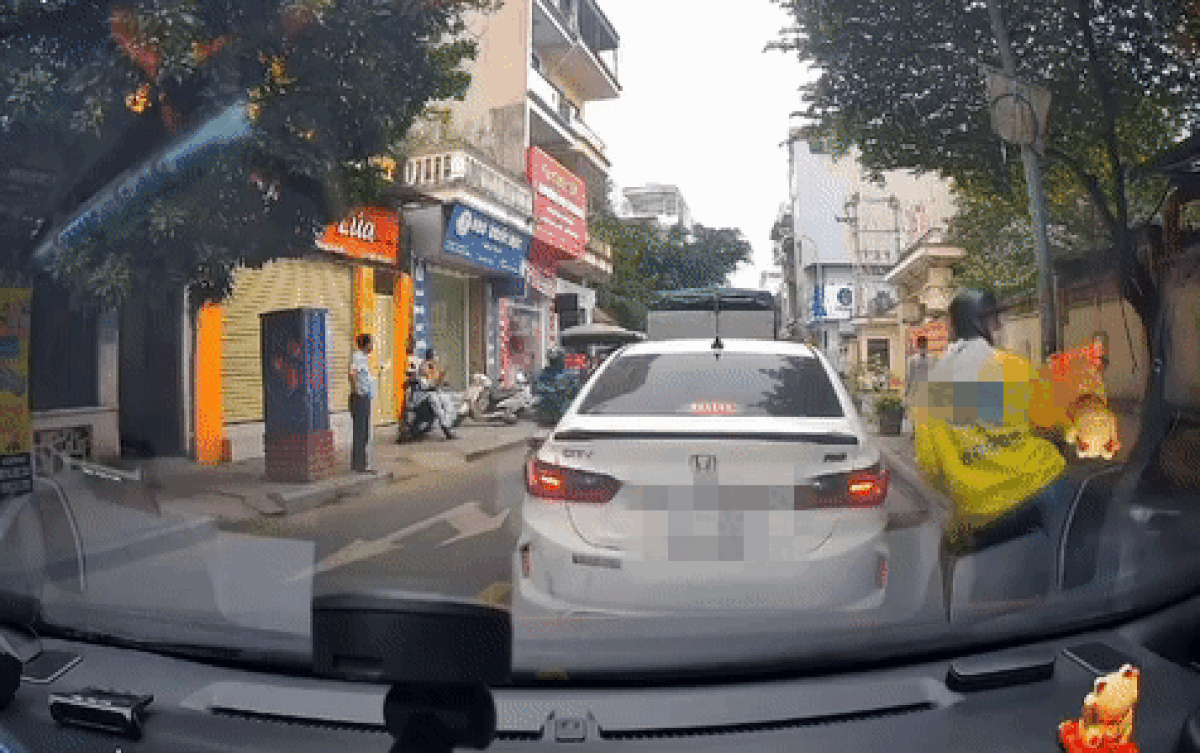 Lỡ quẹt trúng gương ô tô, tài xế xe ôm công nghệ có hành động nhận 'cơn mưa' lời khen Ảnh 2