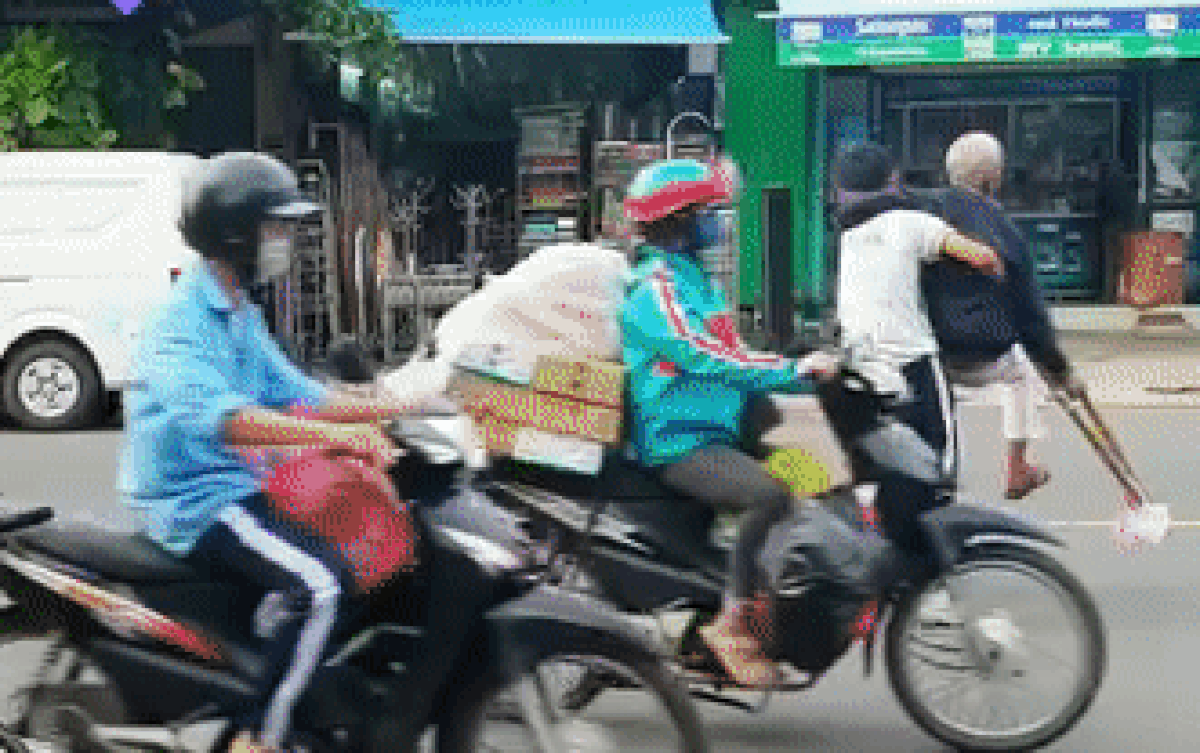 Thấy cụ ông gặp khó khăn khi qua đường, nam sinh có hành động nhận ngay điểm 10 Ảnh 2