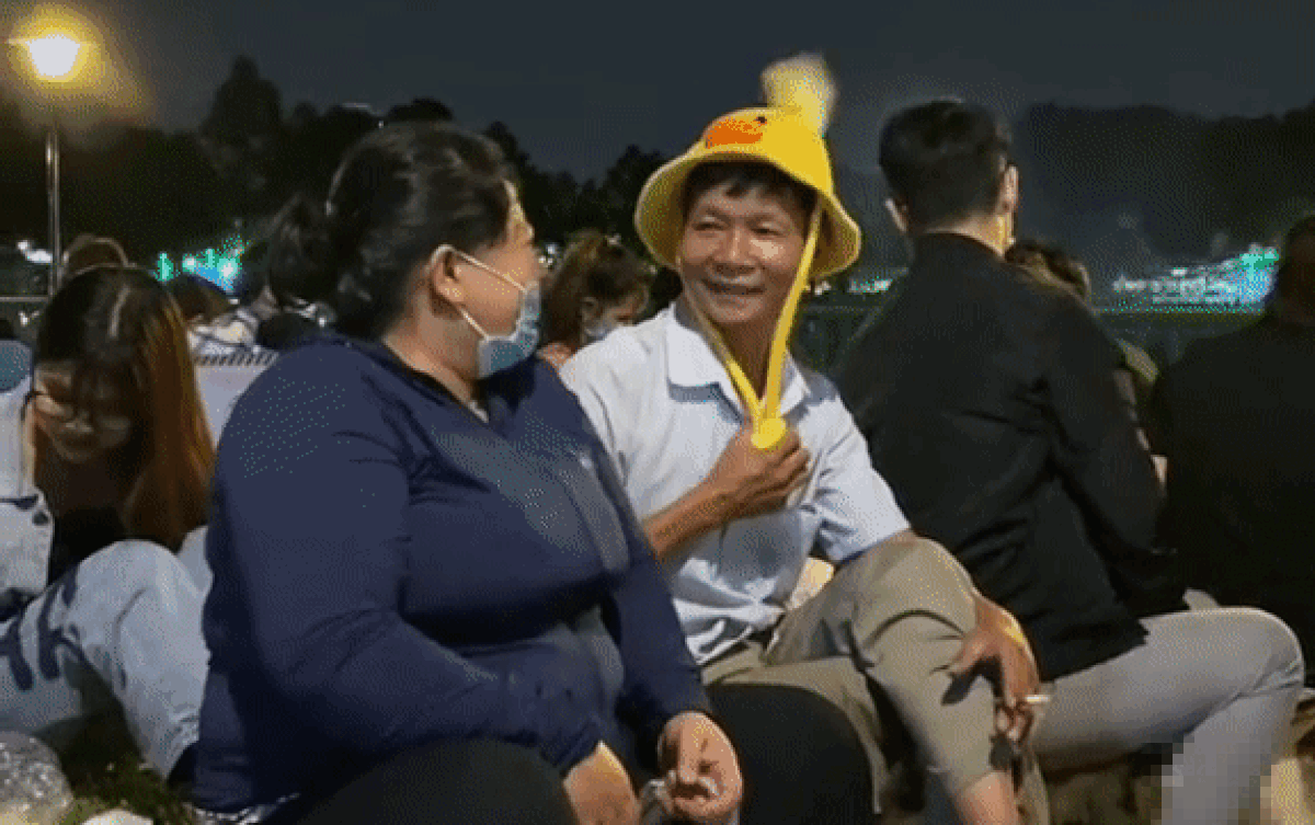 Clip: Ông chú làm trò chọc vợ cười khiến bao người hạnh phúc lây Ảnh 2